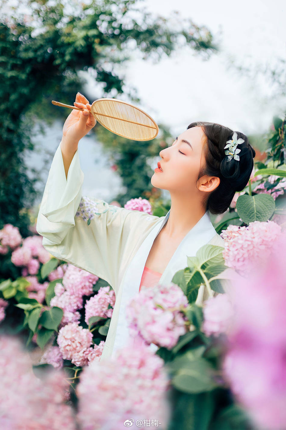 ?成都约拍 ?成都约片 ?古风摄影
芳妍独殿绿阴阑／几簇流琼拥髻鬟
攒粉倚风摇舞地／妒晴抛日透飞关
蝶魂春聚苍枝顶／雪片寒团翠幄间
花压露梢如许重／有瓶难插懒能攀
出镜：@小兔不够白
摄影｜发型：@柑楠-
妆面：@霜翎阁_小绘
头饰：@霜翎阁汉服配饰小铺
师父：@夏弃疾_ 