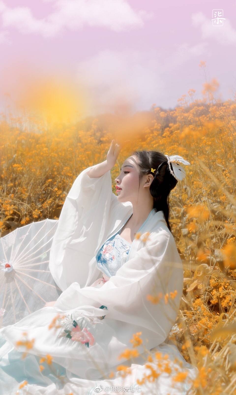 #中国华服日#《桃夭》
桃 之 夭 夭
灼 灼 其 华
摄影/后期/妆造：@摄影妖七七
汉服：@钟灵记汉服
美饰：@凤头钗