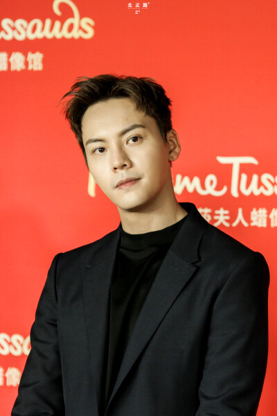 【陈伟霆 William Chan】180705 北京杜莎夫人蜡像馆 首位梦想音乐大使 Inside Me演唱会造型蜡像揭幕仪式 2560 x 3840 px (图源: 微博@北正路2號 weibo.com/6367740269/GoHDQhrpM)