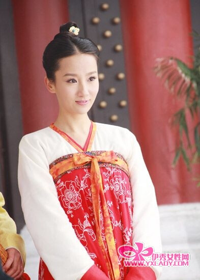 应彩蝶--高洋饰
“彩蝶郡主”，她是武皇后乖巧善良的表妹、调皮可爱的郡主；亦是幔帐幕帘后冷酷的“心机女”，最终为爱走上了不归路。每种心境高洋表现的都十分恰到好处，让人更加期待剧中“彩蝶郡主”的庐山真面目。
服饰1
刚进宫时的衣服
不华丽但也很美
头上只有一朵蓝宝金花
红裙白衣
不加装饰
使她更清纯