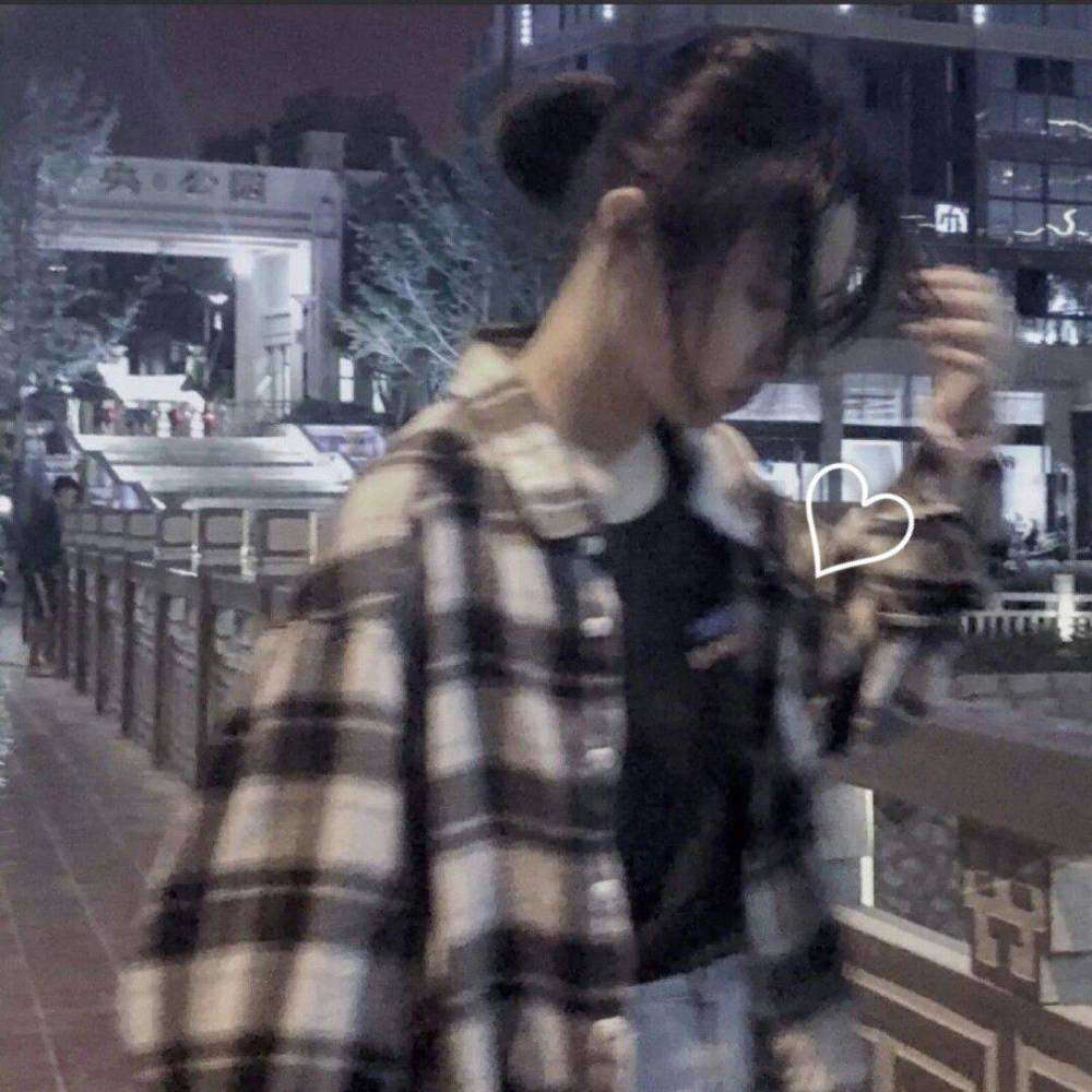 喜欢你，就是想做你新娘子的那种喜欢
女生壁纸是真的喜欢你
?我发誓你在我心里
?和赖床?鸡翅?烤鸭
?一样重要?要细细研究你的名字
?要在相册里藏起你的身影
?要在相遇时装作平常
?可那份晃晃悠悠的甜蜜
?还是会在问候时变成笑容溢出来
