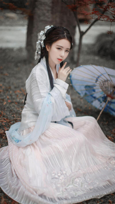 汉服少女写真
越罗衫袂迎春风，玉刻麒麟腰带红。