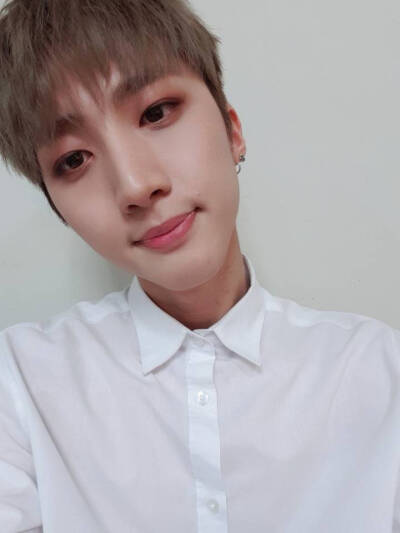 PENTAGON 李会泽（HUI）(Leader)