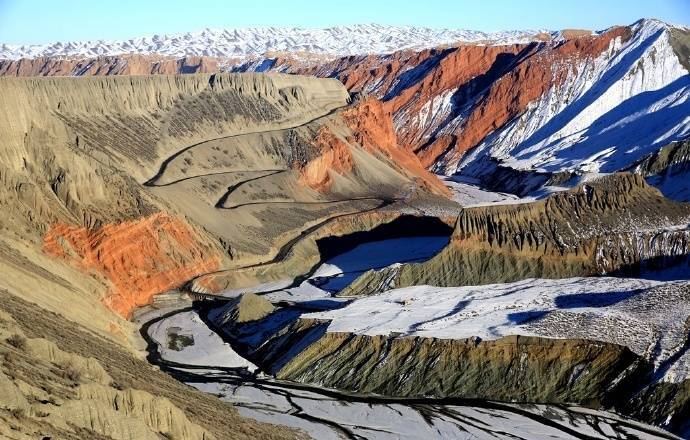 位于新疆天山北坡的安集海大峡谷又被称为“梵高式的彩色峡谷”，从高空看，峡谷色彩瑰丽，河流切割大地，将不同颜色的岩层冲刷溶解，形成了一幅绚丽多彩的大地抽象画景观。 ​ ​​​​