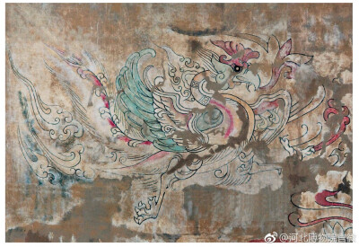 #相约河博# 【北朝壁画——东魏茹茹公主墓墓道东壁壁画—凤鸟(摹本)】 ​​​​
凤鸟位于墓道东壁北端上部，其口衔瑞草、羽翅上卷，造型生动。 ​​​