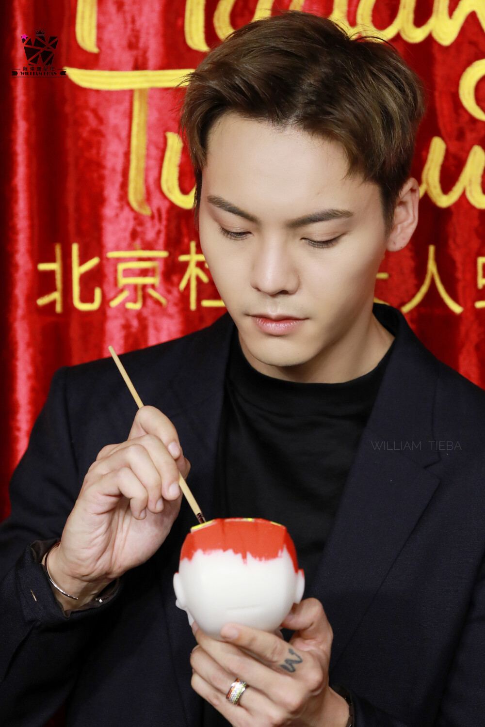 【陈伟霆 William Chan】180705 北京杜莎夫人蜡像馆 首位梦想音乐大使 Inside Me演唱会造型蜡像揭幕仪式 2537 x 3806 px (图源: 微博@陈伟霆吧官博 weibo.com/5131856452/GovoF3E6f)