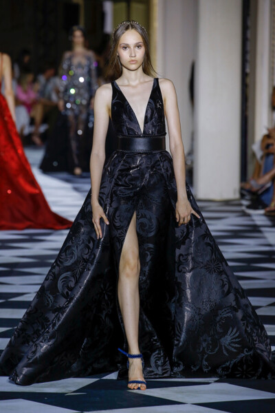 Zuhair Murad（祖海·慕拉）于巴黎高定时装周发布2018秋冬高级定制系列