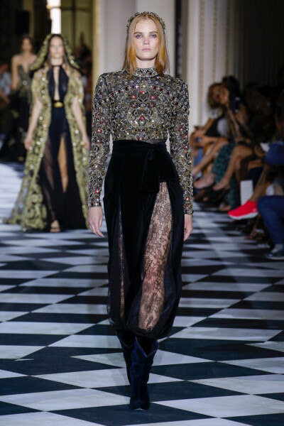 Zuhair Murad（祖海·慕拉）于巴黎高定时装周发布2018秋冬高级定制系列