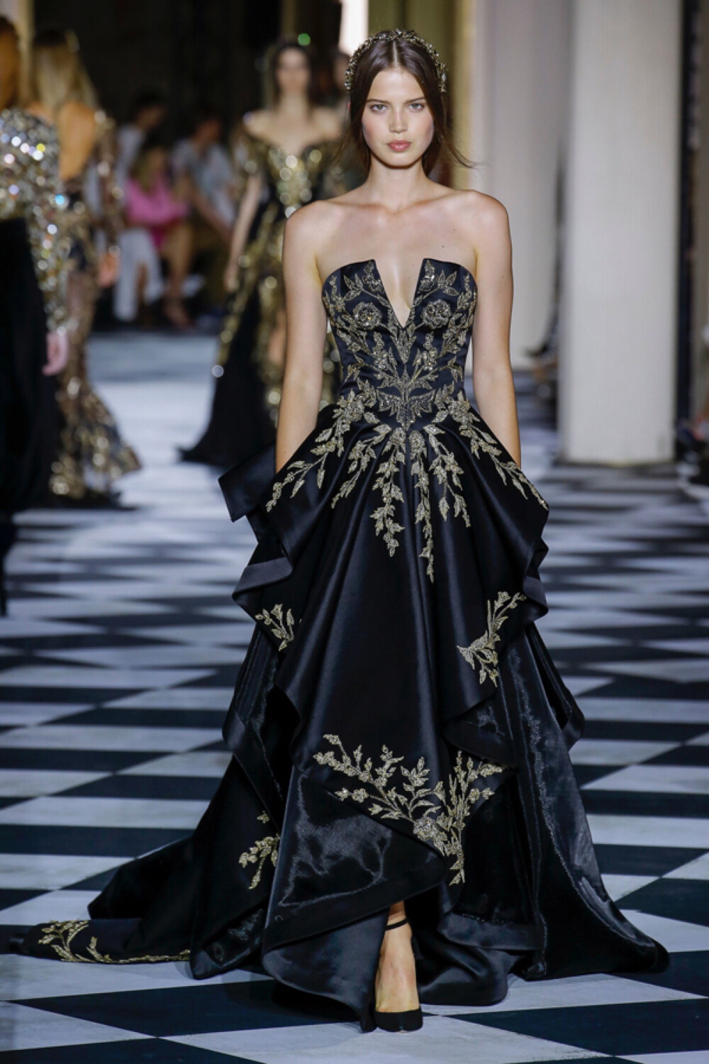 Zuhair Murad（祖海·慕拉）于巴黎高定时装周发布2018秋冬高级定制系列