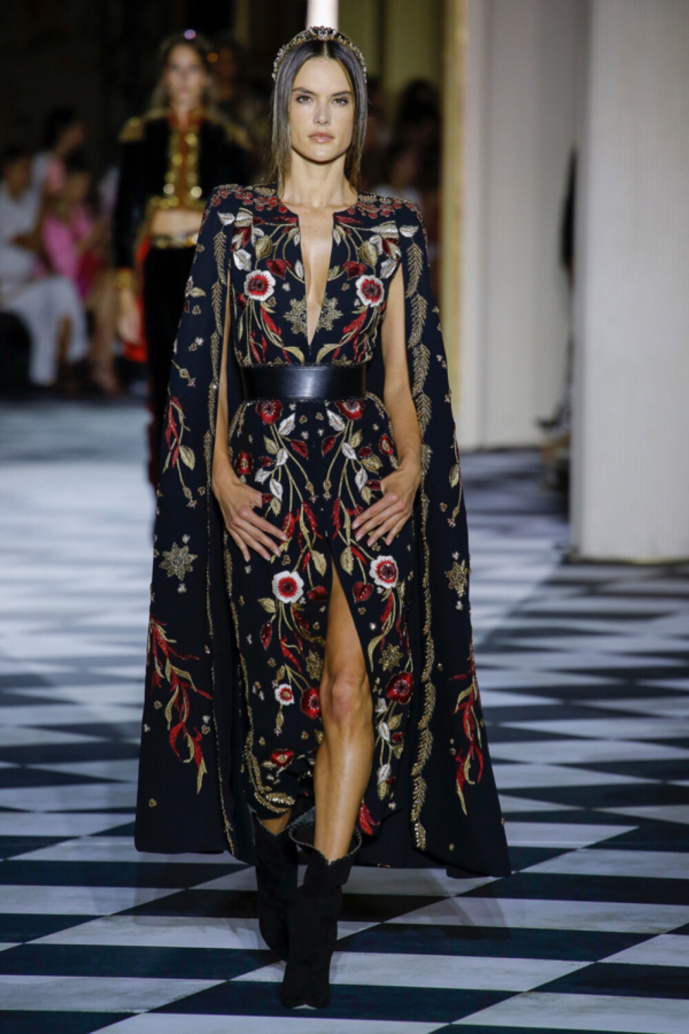 Zuhair Murad（祖海·慕拉）于巴黎高定时装周发布2018秋冬高级定制系列