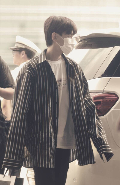 最近很迷伯贤私服