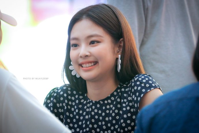 【图片】180623 高阳签售会JENNIE相关饭拍高清4P
（cr.muaylekbp 禁二改商用转载请注明原出处）
JENNIE 金智妮