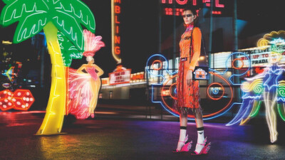 Prada 2018秋冬系列大片：霓虹梦境