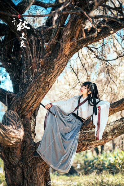 #杭州约拍# #汉服摄影#
一步踏尽一树白
一眸白马一伞开
一梦黄粱一声箫
一身白衣一生裁
——千秋莫负
出镜：@南追未末
老师：@疯子Charles
服装：@青…