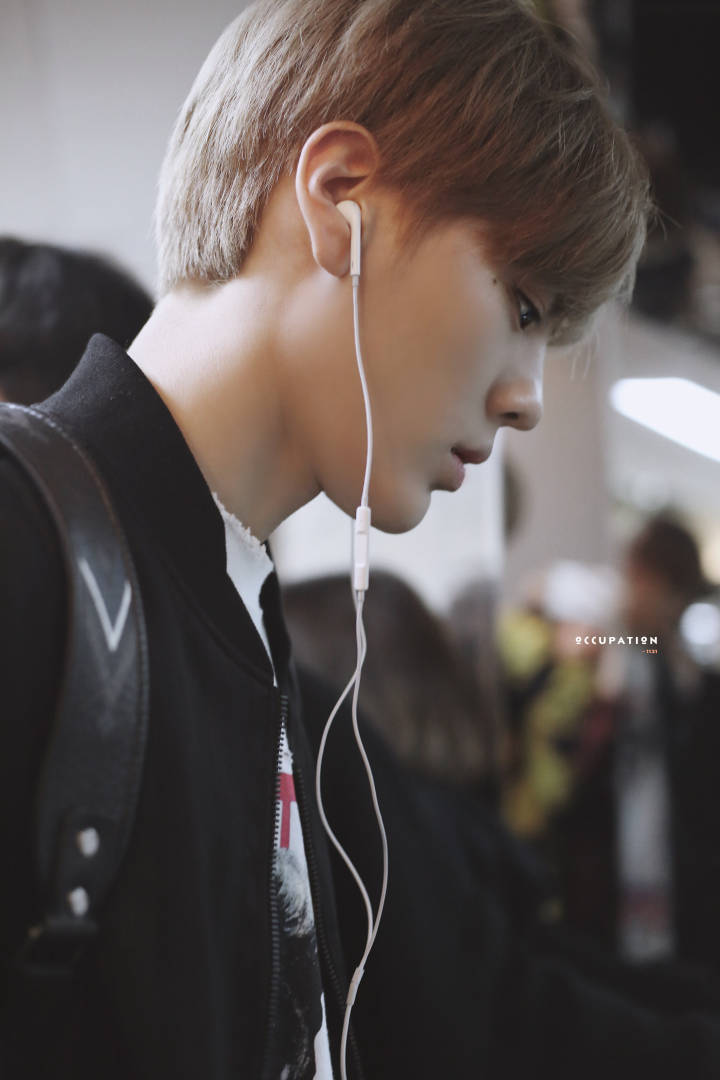 毕雯珺 饭拍 机场 耳机