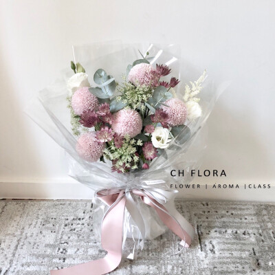 CHFlora / 鲜花花束
乒乓菊 | 蕾丝 | 尤加利 | 星芹 | 落新妇 | 洋桔梗 
