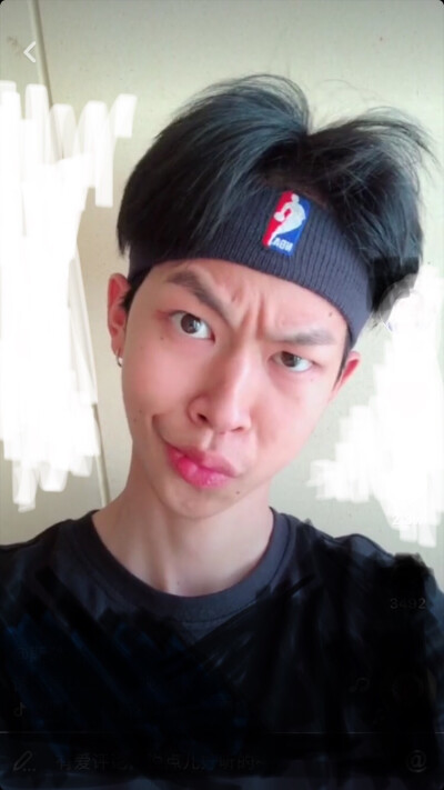 小志看我给你穿的衣服