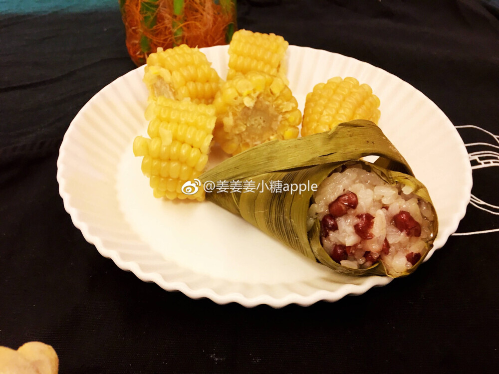 第二届早餐马拉松
day 18
#美食每刻#周四，早上好！今日早餐：蘑菇炒鸡蛋，玉米+红豆粽，菜粥
#人们总是习惯以不同的标准来对人对己，往往是责人以严，待己以宽。＃