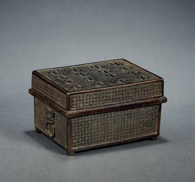 南宋 苏汉臣监造姜娘子制万字纹方炉，尺寸：高9.2cm；长15.6cm；宽11.7cm；重1080g。此件回纹铜方炉，棱边起素线，顶盖及炉身皆做四方形，方正规矩。炉身满饰回纹地，炉顶镂空万字纹，呈规矩排列，炉身两侧饰獣耳衔…