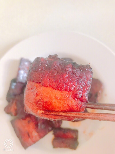 大块大块的五花肉【红烧五花肉】！夏天就要大口大口吃肉！\n\n\n\n食材：五花肉 料酒 生抽 老抽 生姜 大蒜 白糖 蜂蜜 八角 桂皮 陈皮 香叶 肉蔻?将五花肉切成大块，放入一边备用?起锅，开小火，将五花肉的肥肉放入…