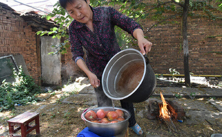 农村大妈做番茄酱，柴火烧掉一箩筐，做法让人怀念！ （via：乡土河南） ​