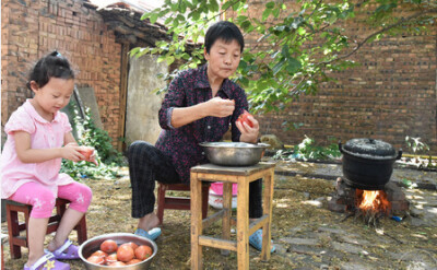 农村大妈做番茄酱，柴火烧掉一箩筐，做法让人怀念！ （via：乡土河南） ​