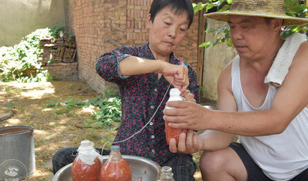 农村大妈做番茄酱，柴火烧掉一箩筐，做法让人怀念！ （via：乡土河南） ​