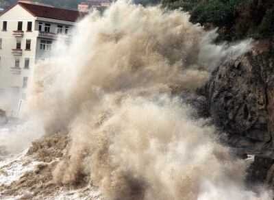 
台风「玛莉亚」在中国东南沿海登陆，超过10米的巨浪拍打在海岸的礁石上，中国浙江温岭市。2018年第8号台风「玛莉亚」于7月11日在福建至浙江沿海登陆，中心附近最大风力达16级（52米/秒）。摄影师：Jin Yunguo