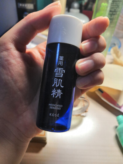 买了大瓶 送了小样 只用完了水 不是敏感肌不要紧 酒精味很重