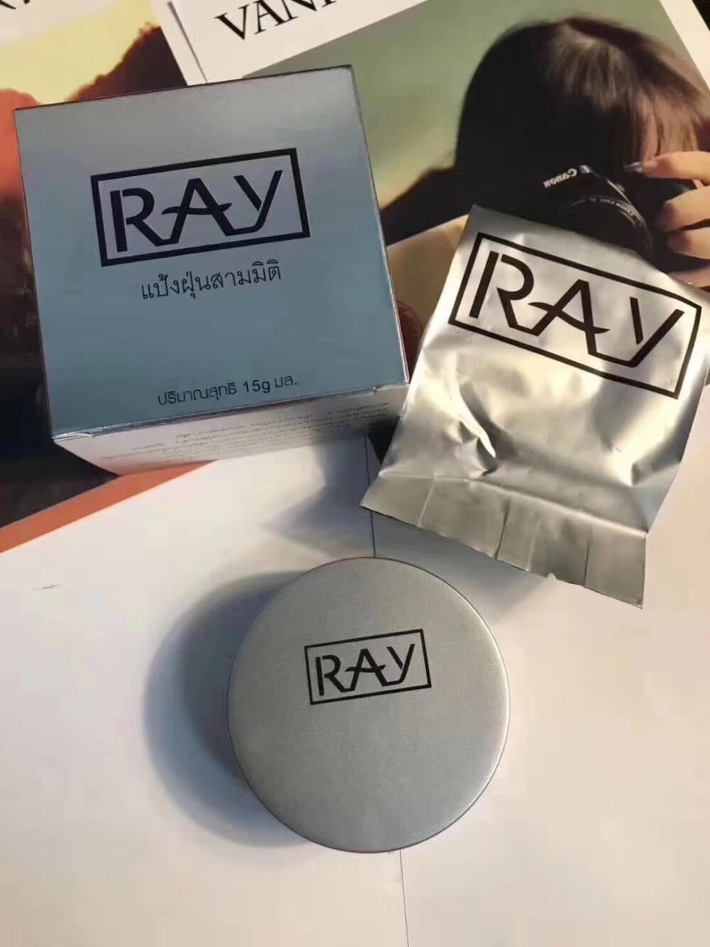 RAY气垫CC霜！内含：1个正装+1个提替换+1个粉扑。保湿款金色：适合干皮、偏干肤质的MM，保湿滋润增加后遮力！遮瑕款（银色）：适合混合或者混合偏油的MM，遮瑕力比金色款稍好！​​