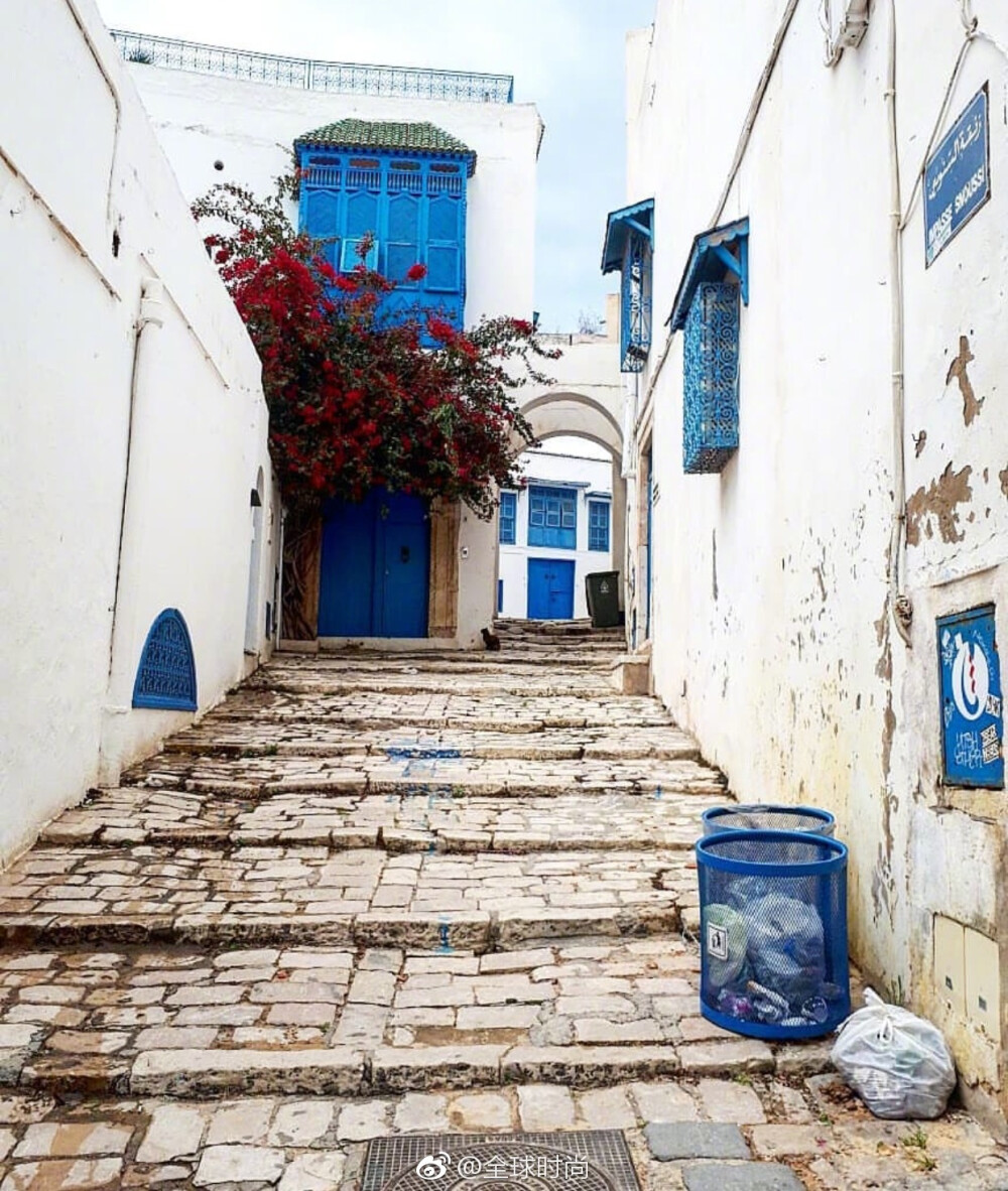 好想去突尼斯的SIDI BOU SAID,就这样坐在蓝白小镇的阶梯上，是不是就很浪漫了？ ​