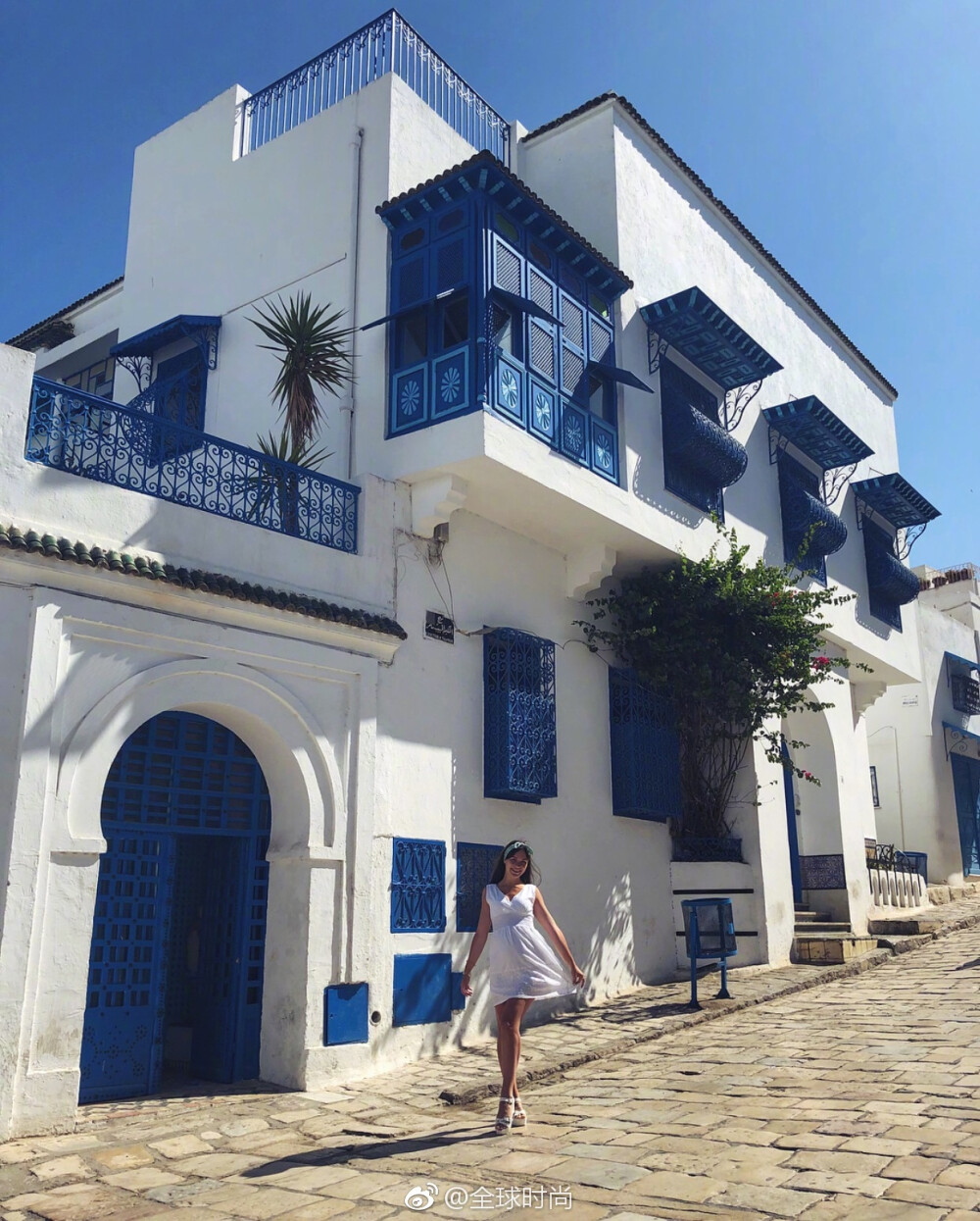 好想去突尼斯的SIDI BOU SAID,就这样坐在蓝白小镇的阶梯上，是不是就很浪漫了？ ​