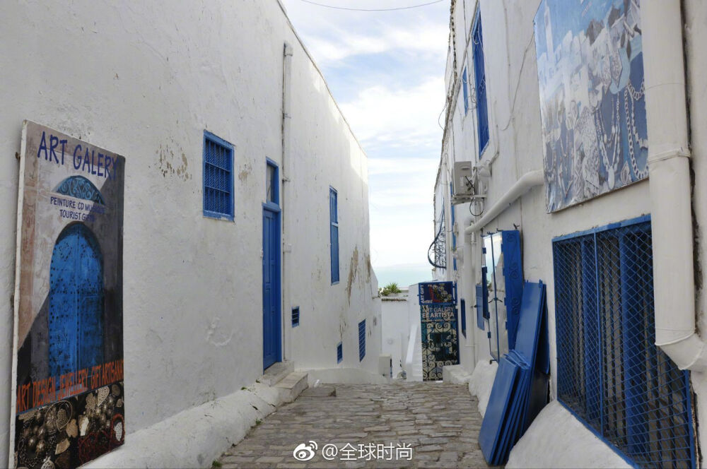 好想去突尼斯的SIDI BOU SAID,就这样坐在蓝白小镇的阶梯上，是不是就很浪漫了？ ​