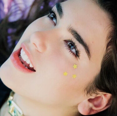 Dua lipa.最近丁日和海狸订婚了,虽然站的是脸脸和丁日，但是不管怎样还是祝福他们吧?脸脸也要更加幸福?