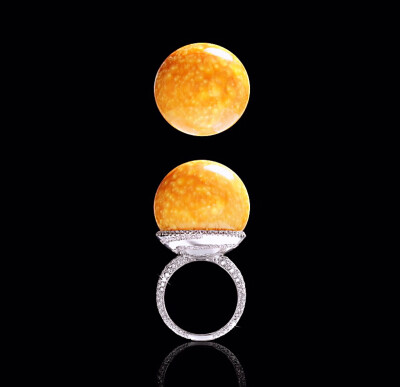 白金戒指，by David Morris
主石为一颗74.46ct的美乐珠，点缀小颗钻石。