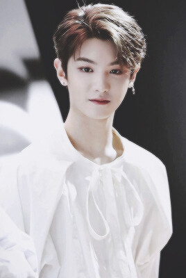 黄明昊。