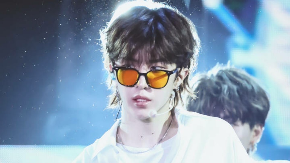 范丞丞 橙光背景