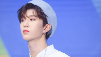 范丞丞 橙光背景