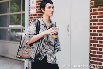 【Street Style: 2019 春夏纽约男装周街拍特辑】更多图片请点击：http://t.cn/RgvEm3d ​​​