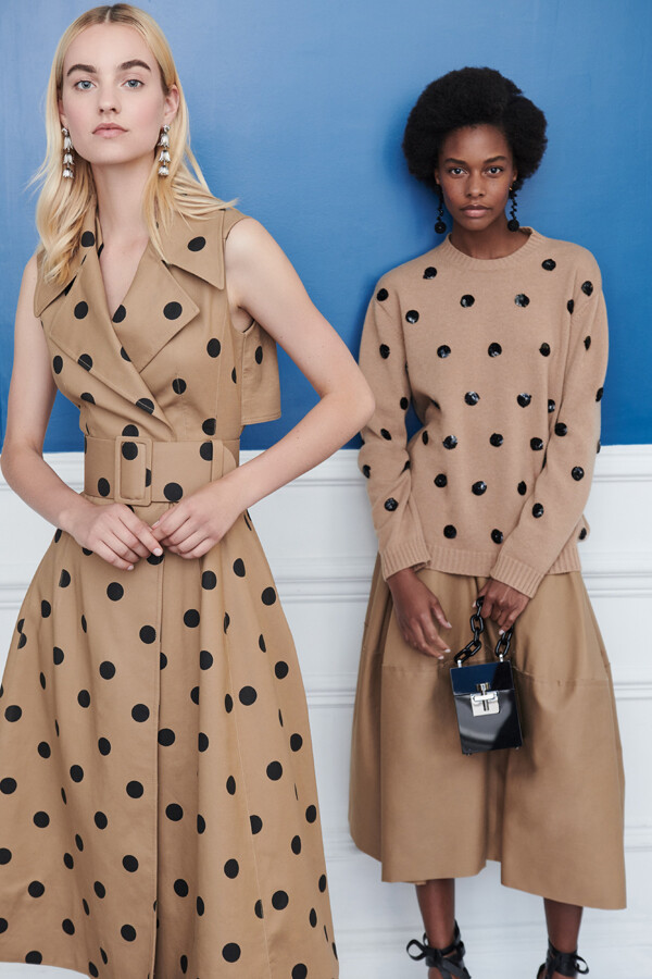 美国设计师品牌 Oscar de la Renta 2019 早春度假系列LookBook 设计师组合Laura Kim与Fernando Garcia 以更为年轻的视角演绎品牌创始人留下的经典元素，色彩与轮廓柔软又浪漫～