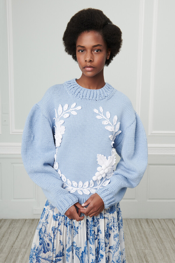 美国设计师品牌 Oscar de la Renta 2019 早春度假系列LookBook 设计师组合Laura Kim与Fernando Garcia 以更为年轻的视角演绎品牌创始人留下的经典元素，色彩与轮廓柔软又浪漫～