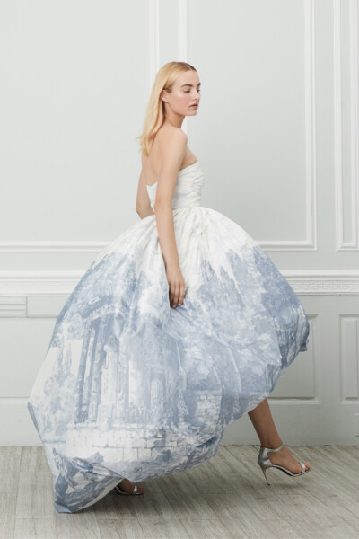 美国设计师品牌 Oscar de la Renta 2019 早春度假系列LookBook 设计师组合Laura Kim与Fernando Garcia 以更为年轻的视角演绎品牌创始人留下的经典元素，色彩与轮廓柔软又浪漫～