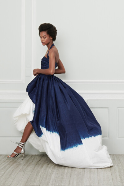 美国设计师品牌 Oscar de la Renta 2019 早春度假系列LookBook 设计师组合Laura Kim与Fernando Garcia 以更为年轻的视角演绎品牌创始人留下的经典元素，色彩与轮廓柔软又浪漫～