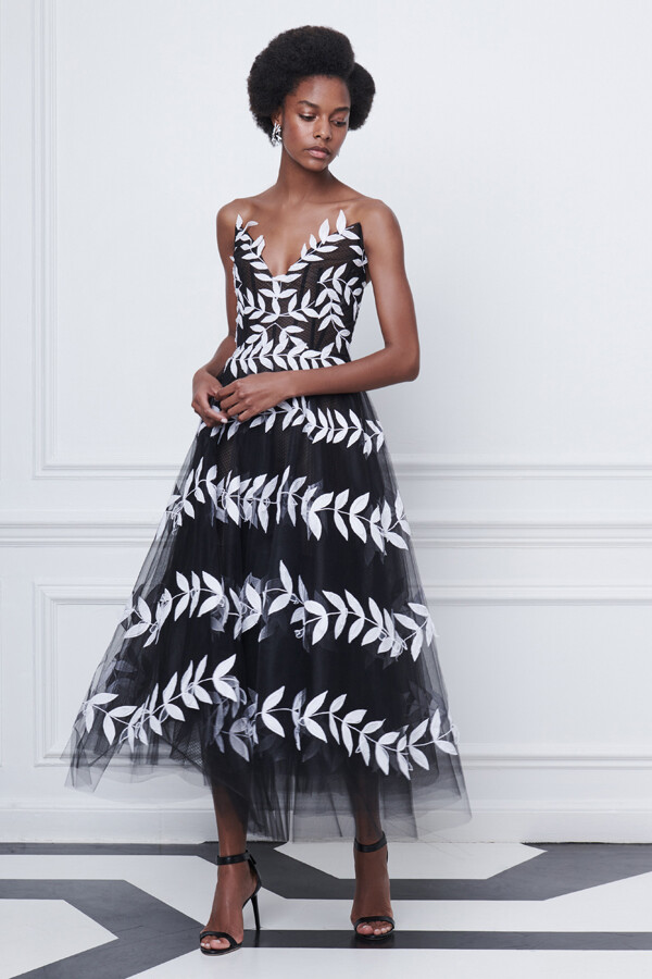 美国设计师品牌 Oscar de la Renta 2019 早春度假系列LookBook 设计师组合Laura Kim与Fernando Garcia 以更为年轻的视角演绎品牌创始人留下的经典元素，色彩与轮廓柔软又浪漫～