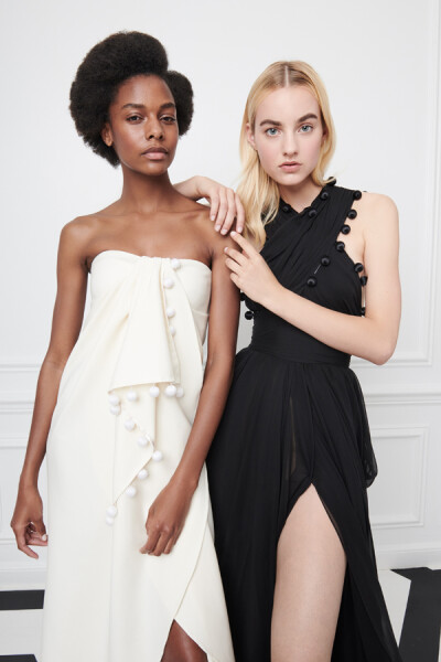 美国设计师品牌 Oscar de la Renta 2019 早春度假系列LookBook 设计师组合Laura Kim与Fernando Garcia 以更为年轻的视角演绎品牌创始人留下的经典元素,色彩与轮廓柔软又浪漫~