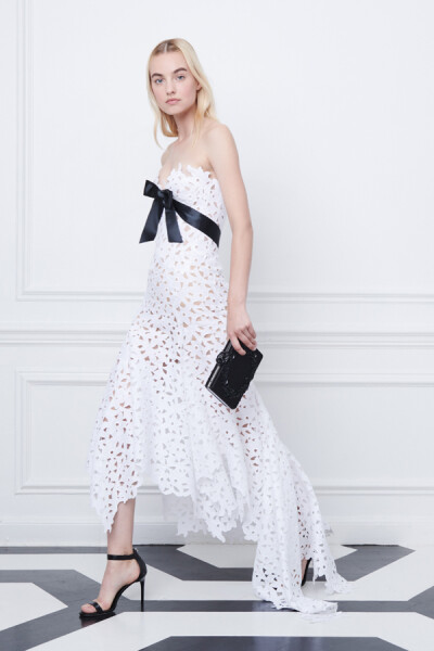 美国设计师品牌 Oscar de la Renta 2019 早春度假系列LookBook 设计师组合Laura Kim与Fernando Garcia 以更为年轻的视角演绎品牌创始人留下的经典元素，色彩与轮廓柔软又浪漫～