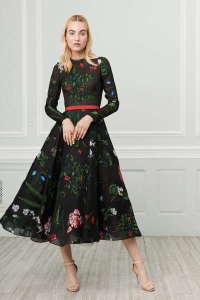 美国设计师品牌 Oscar de la Renta 2019 早春度假系列LookBook 设计师组合Laura Kim与Fernando Garcia 以更为年轻的视角演绎品牌创始人留下的经典元素，色彩与轮廓柔软又浪漫～