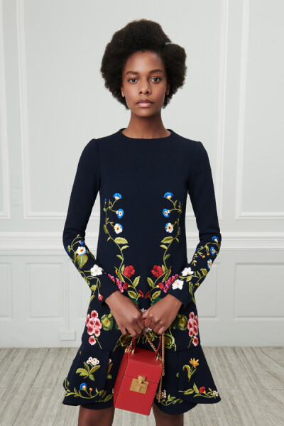 美国设计师品牌 Oscar de la Renta 2019 早春度假系列LookBook 设计师组合Laura Kim与Fernando Garcia 以更为年轻的视角演绎品牌创始人留下的经典元素，色彩与轮廓柔软又浪漫～