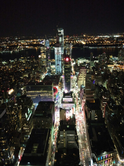 Manhattan的夜景，在帝国大厦顶上拍的。