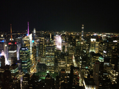 Manhattan的夜景，在帝国大厦顶上拍的。